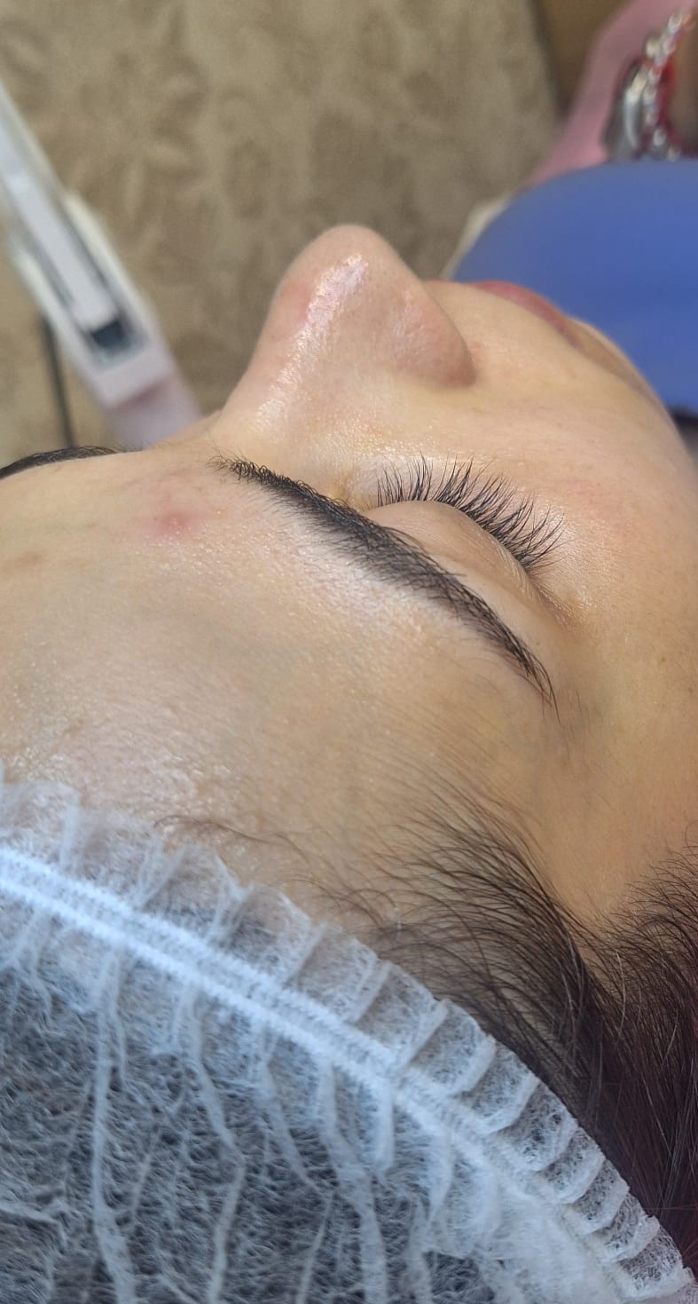 Perfil de una clienta durante un tratamiento facial